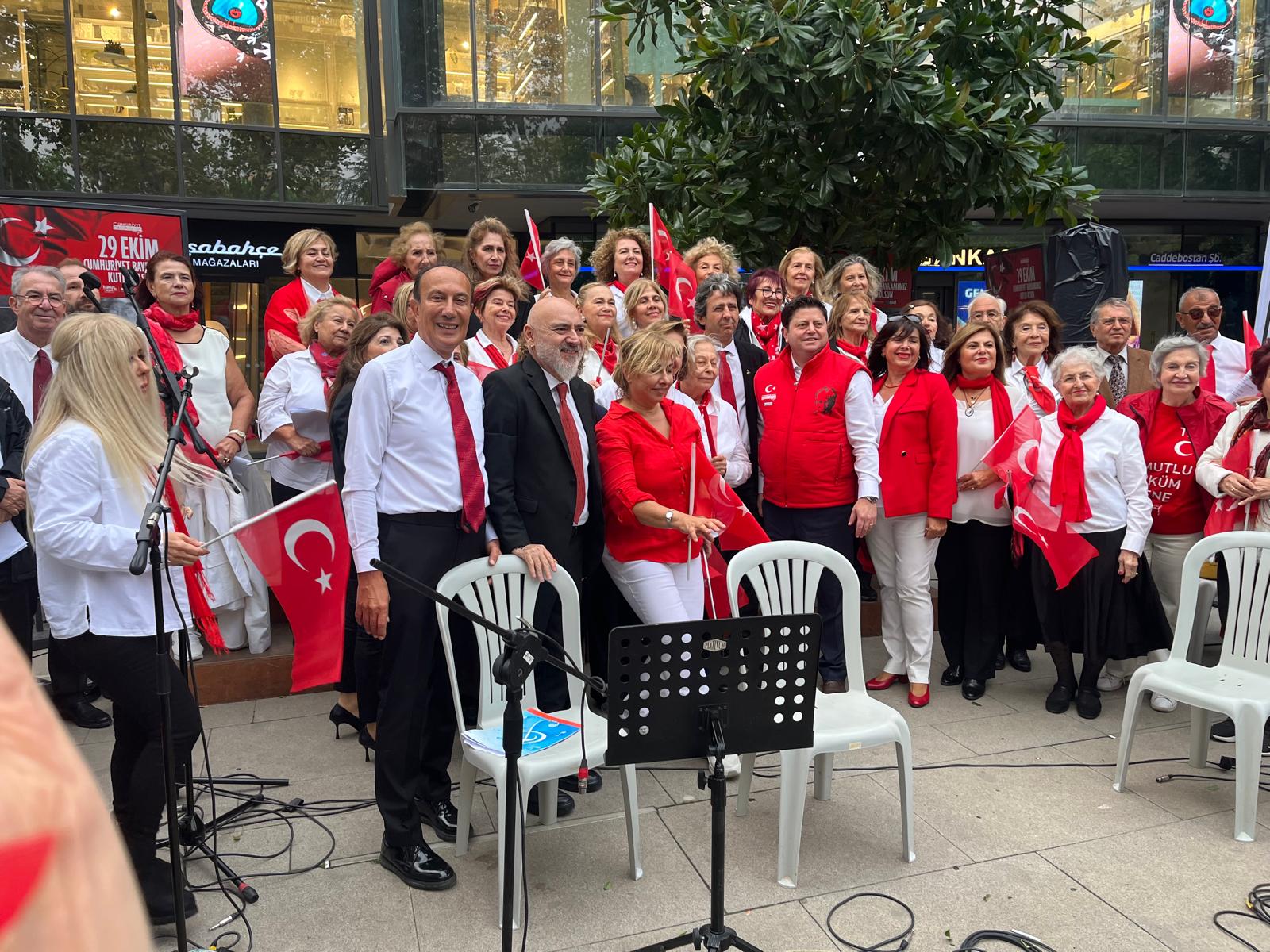 Gönüllü korolarıyla Cumhuriyet coşkusu